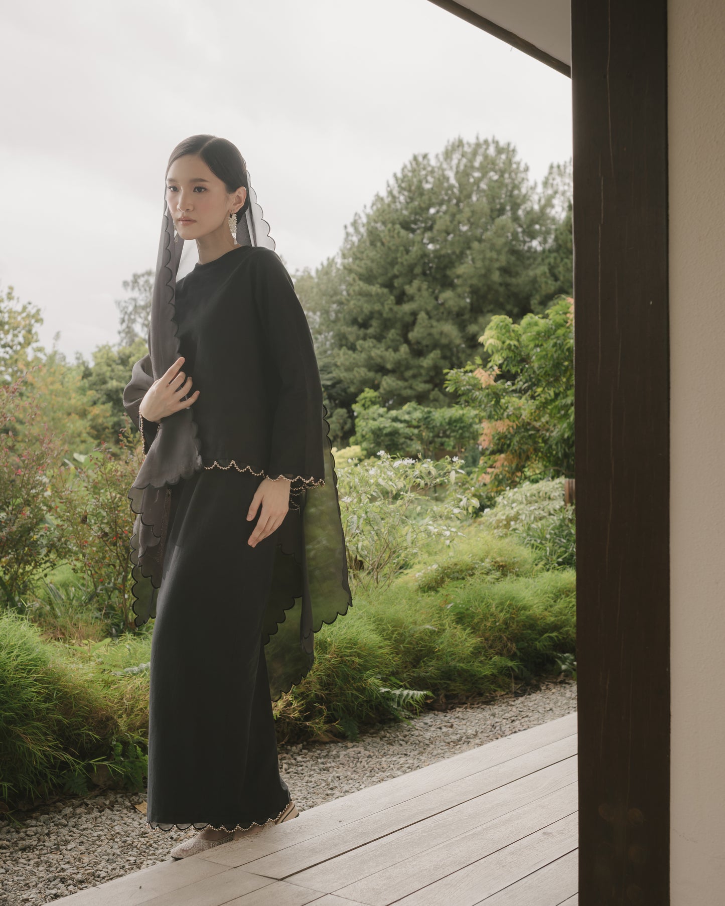 Lisa Scallop Kurung in Noir