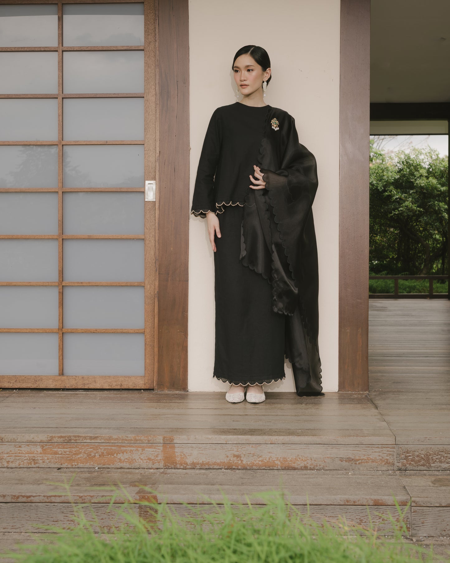 Lisa Scallop Kurung in Noir