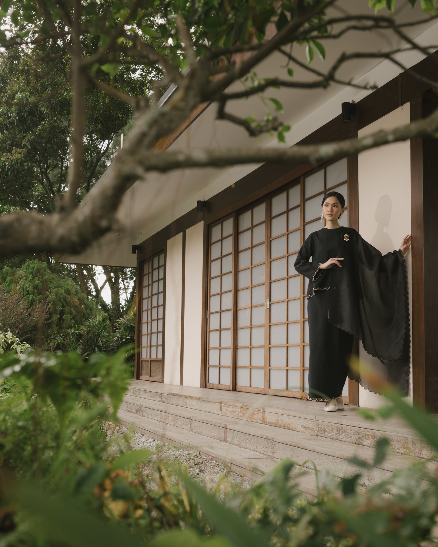 Lisa Scallop Kurung in Noir