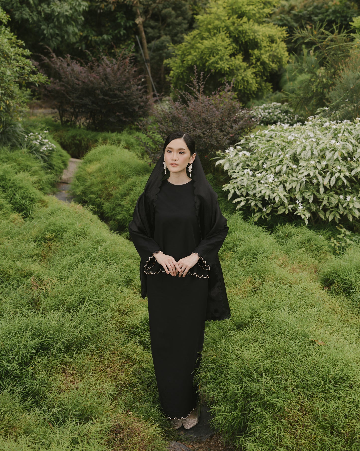 Lisa Scallop Kurung in Noir