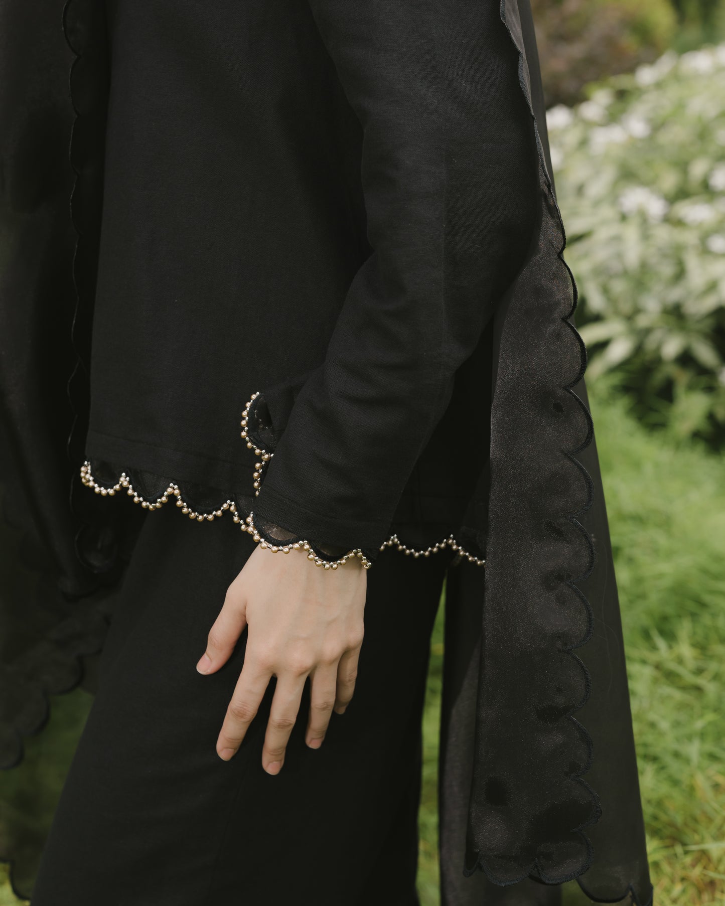 Lisa Scallop Kurung in Noir