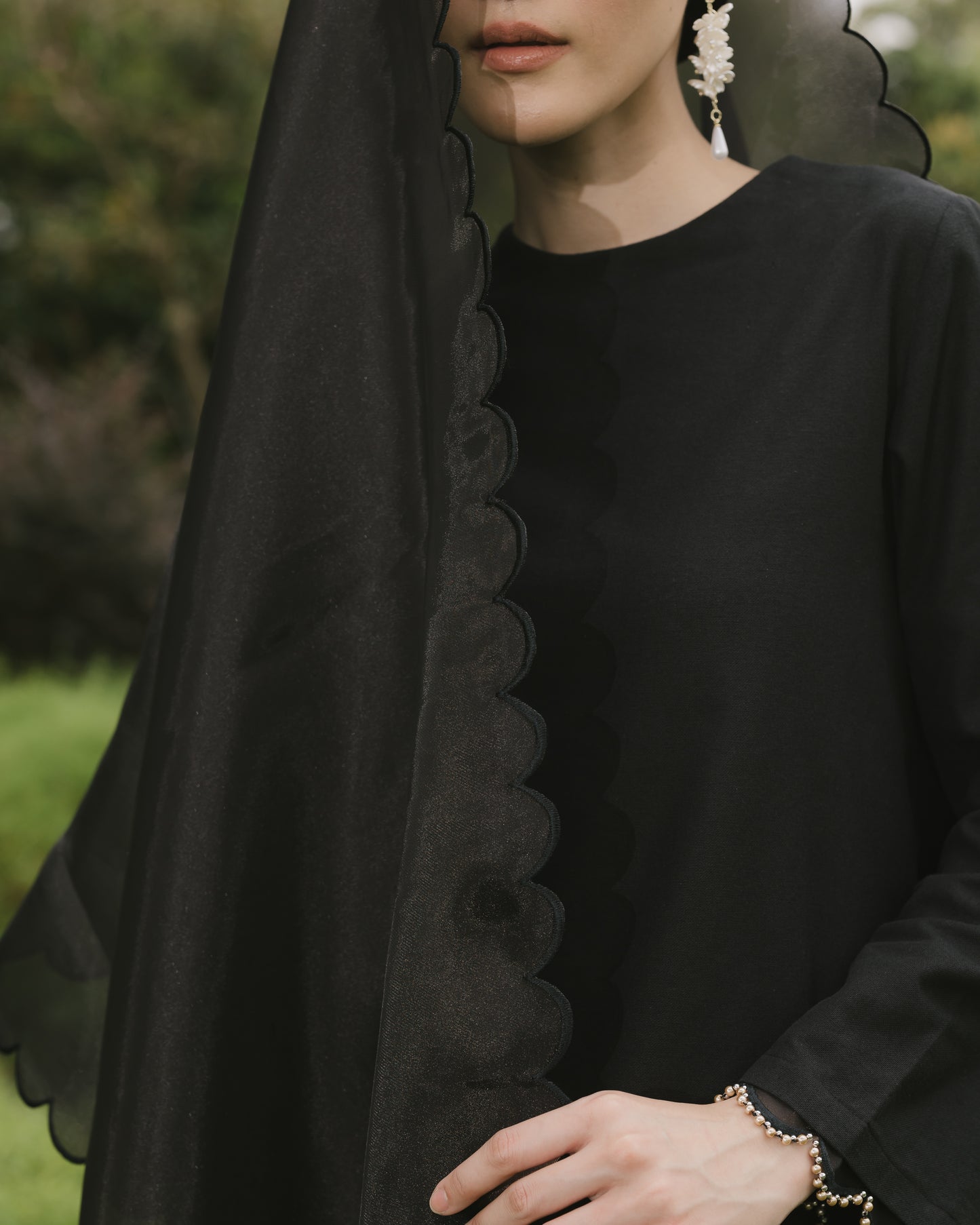 Lisa Scallop Kurung in Noir